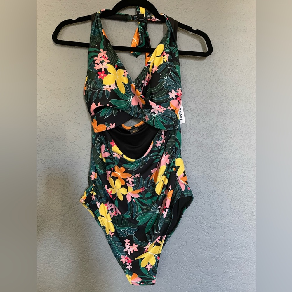 NWT Old Navy One Piece Swimsuit Size M Tropical Flowers Pattern
